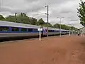 Ein TGV durchfährt den Bahnhof von Montsûrs