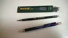 Typische Bleistifte für die analoge Erstellung von Bauzeichnungen: Faber-Castell TK9400 und STAEDTLER mars micro.