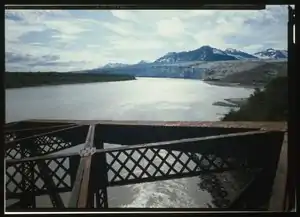 Blick von der Miles Glacier Bridge über den Copper River zur Gletscherzunge des Childs-Gletschers