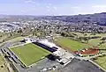 Das Sportzentrum Haarwasen Haiger: Links das Stadion, rechts daneben der Trainingsplatz und im Hintergrund die Stadt Haiger (2022)