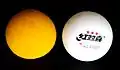 Tischtennisball aus Schaumstoff (39 mm ∅) neben Wettkampfball (40 mm ∅)