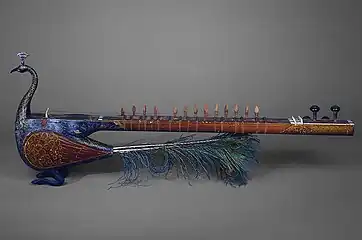 Mayuri vina, als Pfau gestaltetes indisches Musikinstrument, in dessen Schwanzende üblicherweise echte Pfauenfedern stecken