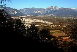 Der Tagliamento ergießt sich bei Gemona del Friuli aus den Alpen in die Ebene