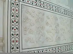 Detail der Außenverkleidung mit Blumenreliefs und Inkrustationen