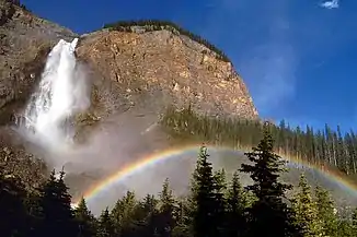Ein Regenbogen über den Takakkaw Falls