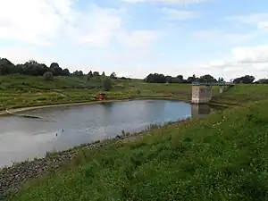 Staudamm und -see der Talsperre Kauscha