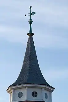 Schinkelkirche Glienicke,  Tambour mit Spitzhelm und Wetterzeiger