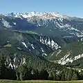 Ringelgebirge: Blick von Dorfbärg oberhalb vom Dorf Valendas über die Rheinschlucht zum Ringelgebirge.