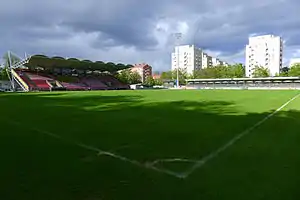 Das Tammela Stadion im Juni 2015. Links die Haupttribüne und rechts die Osttribüne hinter dem Tor.