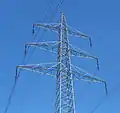 Tannenbaummast: Drei Ebenen, von unten nach oben verjüngend.