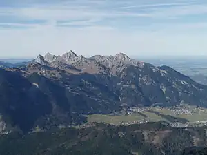 Die Tannheimer Berge von Südosten, vom Gipfel des Thaneller (2341 m) übers Lechtal hinweg