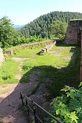 Unterburg am West­felsen