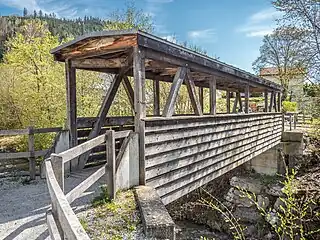 Gedeckte Holzbrücke von 2006 über die Taouna
