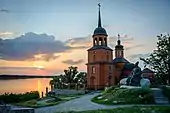 Die orthodoxe Verklärungskirche und das Taras-Bulba-Denkmal am Dneprufer in Keleberda