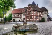 Ein Blick über den Schlossplatz mit dem  Schloss im Hintergrund