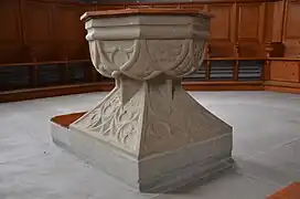 Taufstein von 1582, aus der alten Kirche in die neue Kirche von 1709 versetzt.
