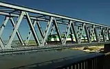 Teil der neuen Brücke mit einem Zug