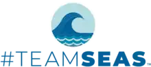 Rundes Wellen-Logo; Darunter steht in blau der Schriftzug #TEAMSEAS
