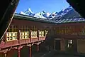 Innenhof mit Ama Dablam