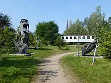 Verschiedene Exponate im Tertiärwald in Wackersdorf