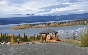 im Vordergrund in Teslin
