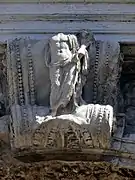 Schlussstein, Honos