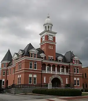 Elbert County Georgia Courthouse (Georgia) (2012). Das Courthouse entstand im Jahr 1894 im Stile der Neuromanik. Es wurde im September 1980 als fünftes Objekt im County in das NRHP eingetragen.
