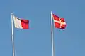 Die Flagge Maltas und die Staatsflagge am Fort St. Angelo in Vittoriosa, Malta