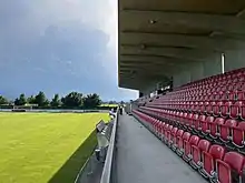 Die Haupttribüne des Stadions Grünfelds (2022)