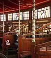 Séparée in einem Spiegelzelt um 1900, hier The Grand Spiegeltent im Jahr 2004. Die Séparéeunterteilungen sind mit facettiertem Glas durchbrochen.