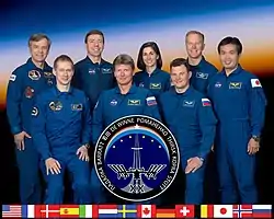 v. l. n. r. vorne: Frank De Winne, Gennady Padalka, Roman Romanenkohinten: Robert Thirsk, Michael Barratt, Nicole Stott, Tim Kopra, Koichi Wakata