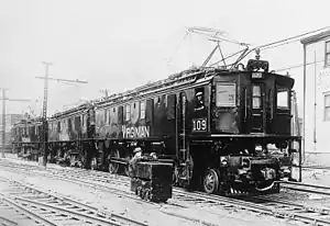 Zeitgenössische Darstellung der EL-3A Nr. 109 zusammen mit einer kleinen Grubenlokomotive. Die Unterschrift lautet The Midget and Leviathan „Der Zwerg und der Riese“.