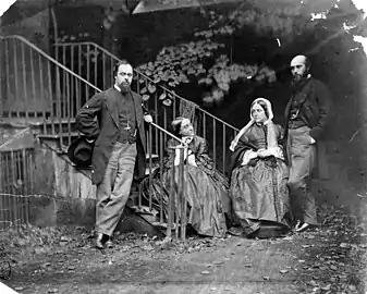 Die Rossettis (1865)v. l. n. r.: Dante Gabriel, Christina, Mrs. Rossetti und William Michael
