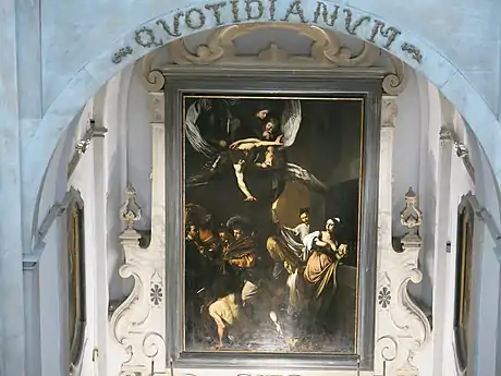 Blick vom oberen Balkon auf den Hauptaltar mit Caravaggios Altarbild