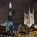 Fassade bei Nacht mit The Shard im Hintergrund