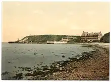 Sandwig mit seinem Strand, der Anlegerbrücke, dem ursprünglichen Strandhotel (links) und dem Hotel „Logirhaus“ in der Zeit vor 1900.