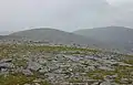 Blick über das Gipfelplateau des Meall Gorm zum Südostgipfel, rechts im Hintergrund der An Coileachan