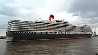 Das Schiff wendet bei Flut ohne Schlepperhilfe, das Dock von Blohm & Voss liegt jetzt voraus