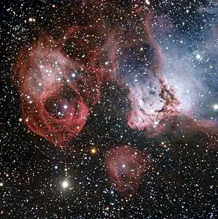 Aufnahme des Emissionsnebels mit den hervortretenden Komponenten NGC 2029 (unten), NGC 2032 (rechts) und NGC 2035 mithilfe des Very Large Telescope