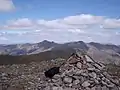 Der Gipfelcairn des Sgùrr na Sgine, dahinter im Norden die Berge von Kintail