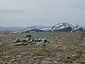 Der Gipfelbereich des Am Faochagach mit zwei Cairns, im Hintergrund der Beinn Dearg