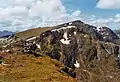 Blick vom Càrn Ghluasaid nach Westen zum Gipfel des Sgùrr nan Conbhairean, im Vordergrund der Vorgipfel Creag a’ Chaorainn und dessen felsige Nordseite
