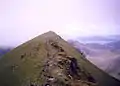 Der Gipfelgrat des Ladhar Bheinn, Blick nach Nordwesten zum 1010 m hohen Nebengipfel mit dem trigonometrischen Punkt