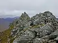 Der Gipfelcairn des Sgùrr a’ Bhealaich Dheirg am höchsten Punkt des in diesem Bereich schmalen und felsigen Nordostgrats.
