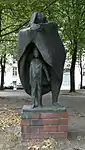 Mutter mit Kind, 1965, Bronze, südlich der Ruine der Klosterkirche, Berlin-Mitte