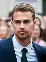 Stacy Martin spielt Jules und die Androiden J2 und J3,der Brite Theo James deren Schöpfer George Almore
