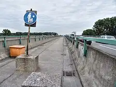 Fußgängerweg zwischen den Fahrbahnen