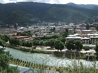 Zentrum von Thimphu mit dem Fluss Wang Chu