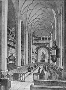 Alte Kanzel, diverse Emporen und deutlich niedrigerer Triumphbogen (1881)
