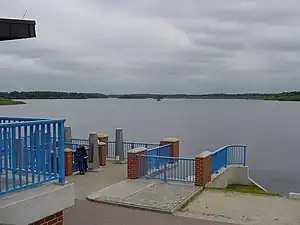 Auslaufbauwerk mit Teilansicht des Sees